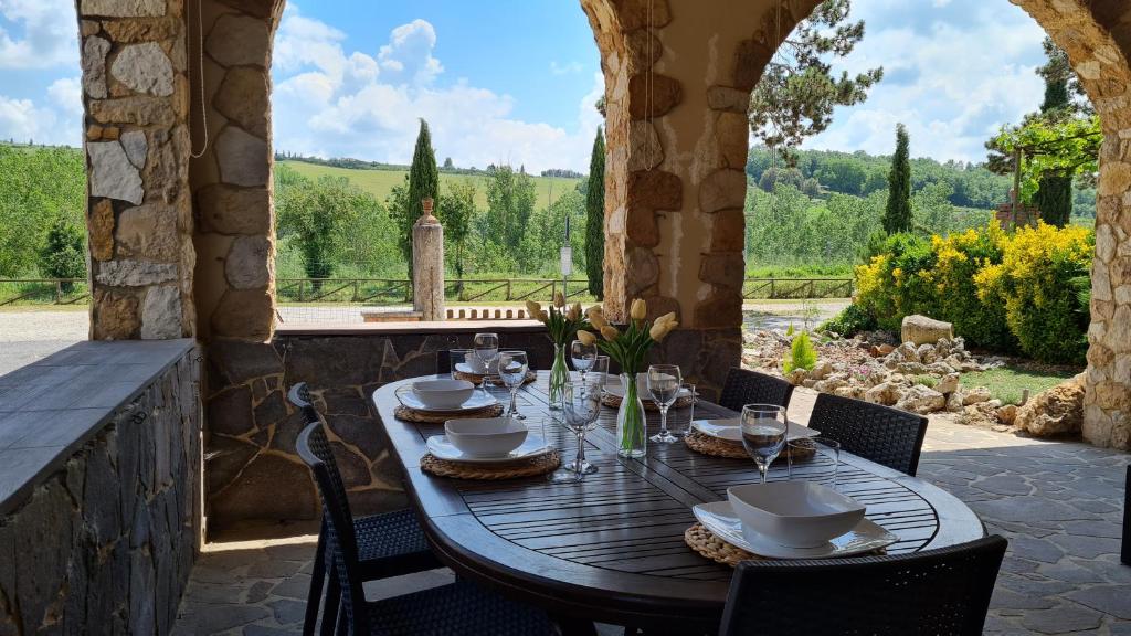 una mesa en un patio con vistas en VAL D'ORCIA DELUXE 3, incantevole casa con vista sulle colline, WiFi e parcheggio en San Giovanni dʼAsso