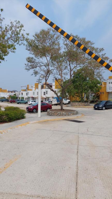 um sinal amarelo e preto num parque de estacionamento em RELAJACION SERCAS DEL AEROPUERTO 