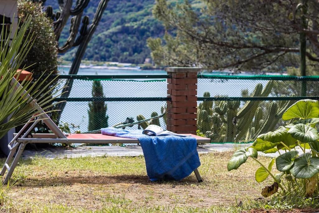 ein Handtuch liegt auf einem Stuhl im Hof in der Unterkunft Il Giardino tra Cielo e Mare in Porto Venere