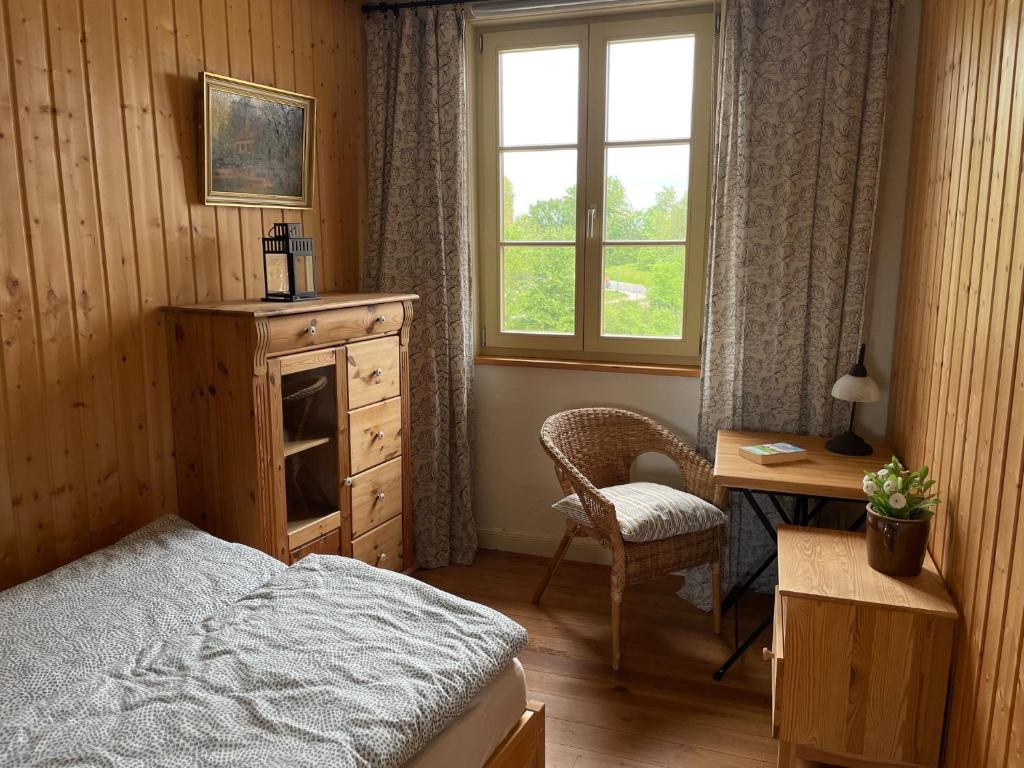 a bedroom with a bed and a desk and a window at Ferienwohnung Burgplatz 1 in Plau am See
