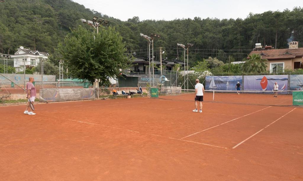 Tenis a/nebo squash v ubytování Vira Suites Hotel nebo okolí