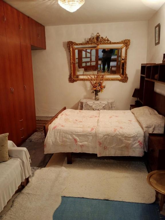 - une chambre avec 2 lits et un miroir dans l'établissement Eden sidi bousaid, à Dar Mimoun Bey