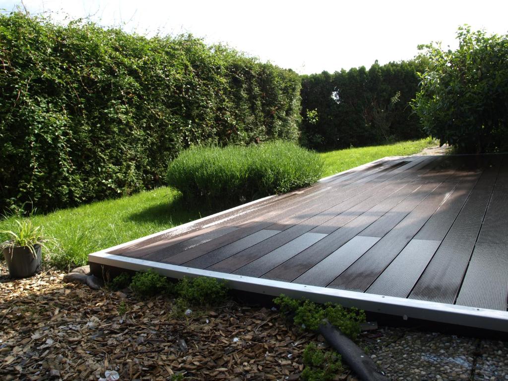 una terraza de madera en medio de una entrada en Apartment "Lavendel Garten", en Klein-Winternheim