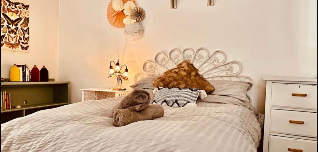 Rúm í herbergi á Wild Pines Waterfront Guesthouse BBQ Pet Friendly