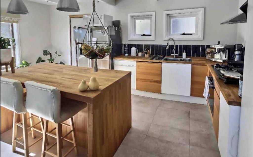 Eldhús eða eldhúskrókur á Wild Pines Waterfront Guesthouse BBQ Pet Friendly