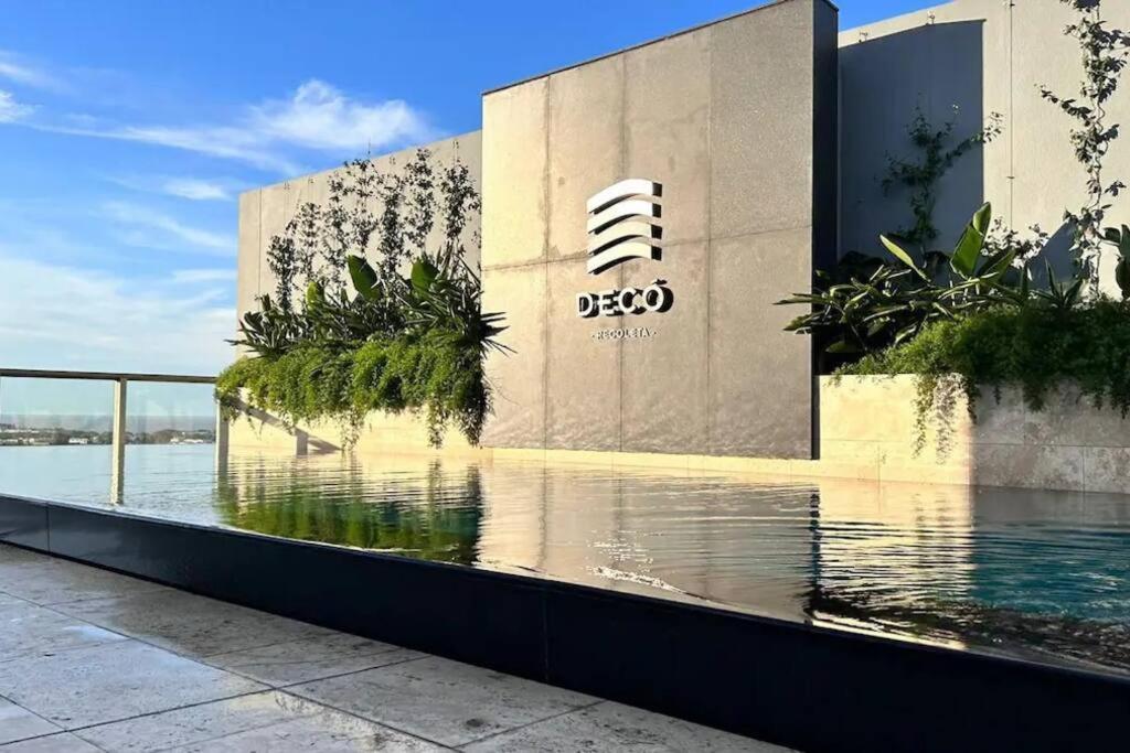 budynek z basenem wodnym przed nim w obiekcie Exclusivo apartamento Torre Deco Armani Recoleta w BuenosAires