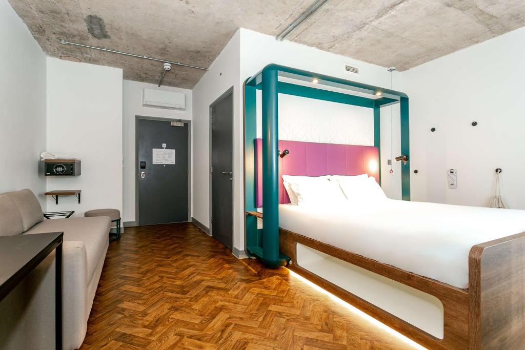 Postel nebo postele na pokoji v ubytování YOTEL Manchester Deansgate