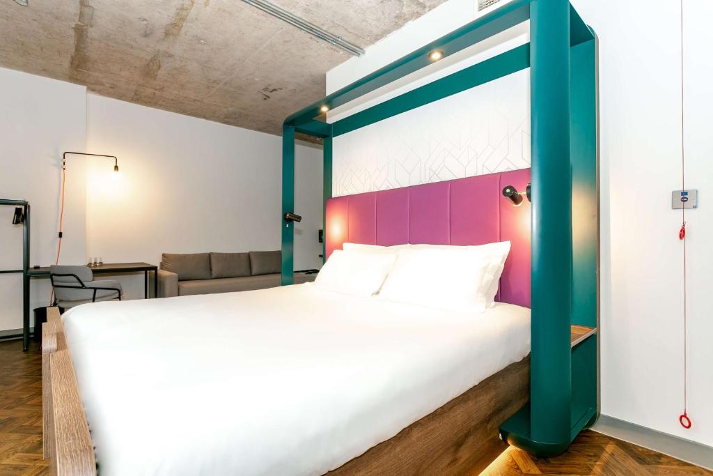 Postel nebo postele na pokoji v ubytování YOTEL Manchester Deansgate