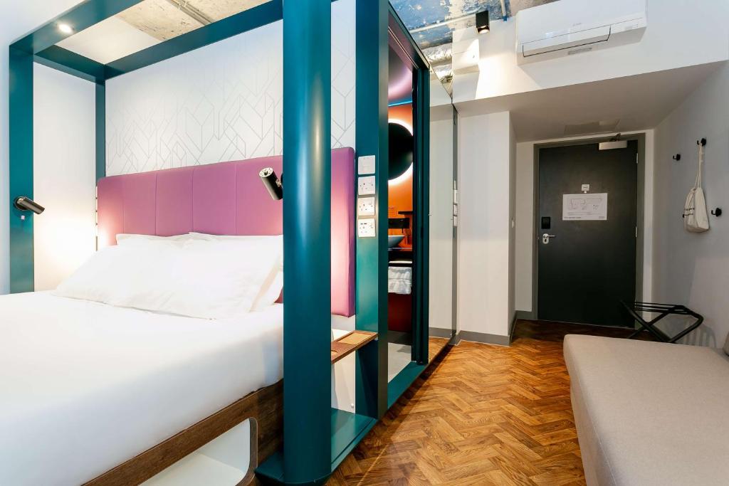 Postel nebo postele na pokoji v ubytování YOTEL Manchester Deansgate