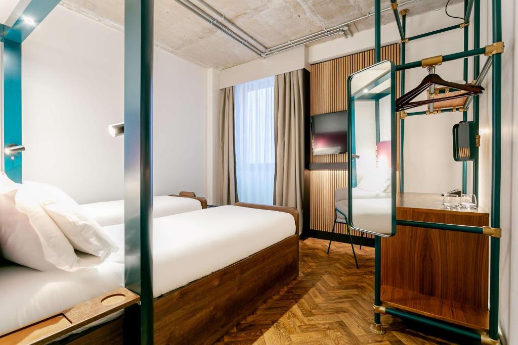 Postel nebo postele na pokoji v ubytování YOTEL Manchester Deansgate