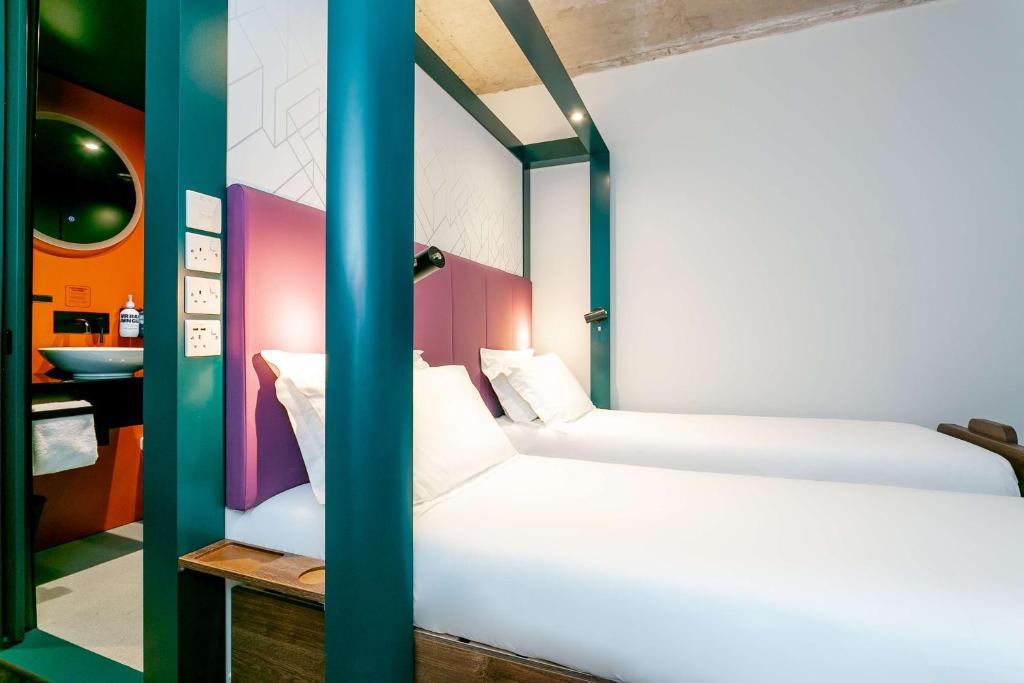 Postel nebo postele na pokoji v ubytování YOTEL Manchester Deansgate