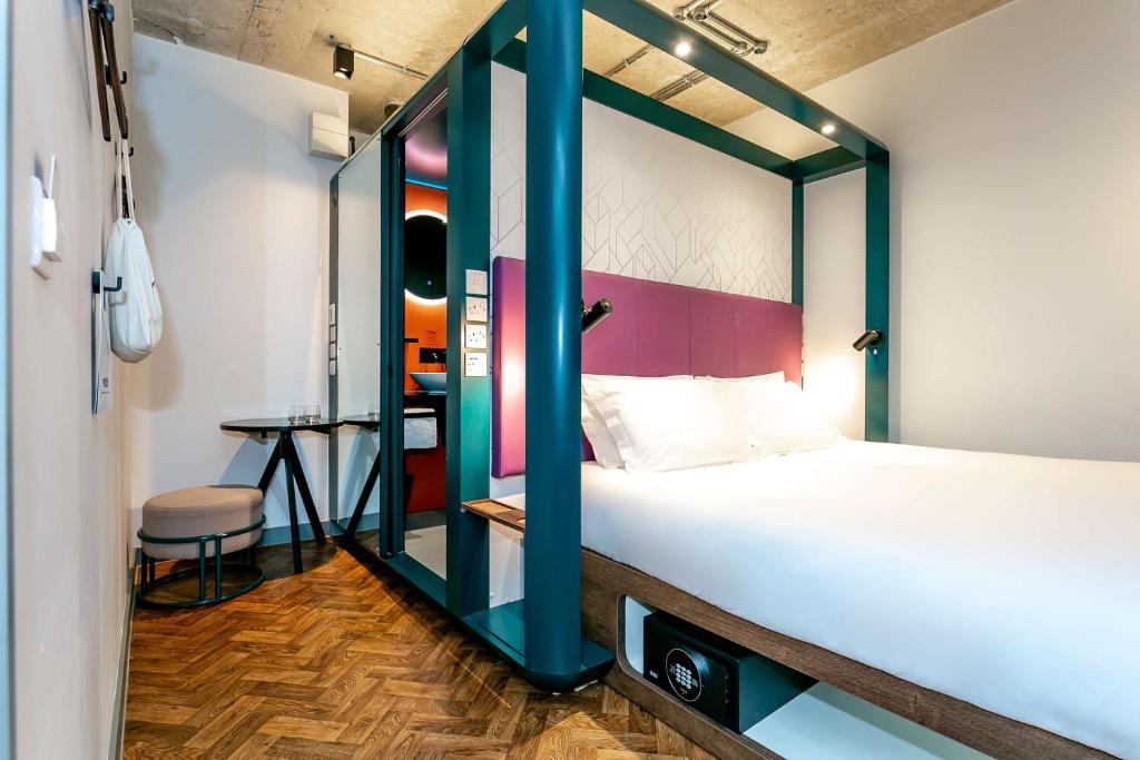 Postel nebo postele na pokoji v ubytování YOTEL Manchester Deansgate