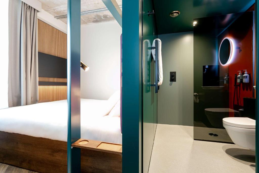 Postel nebo postele na pokoji v ubytování YOTEL Manchester Deansgate