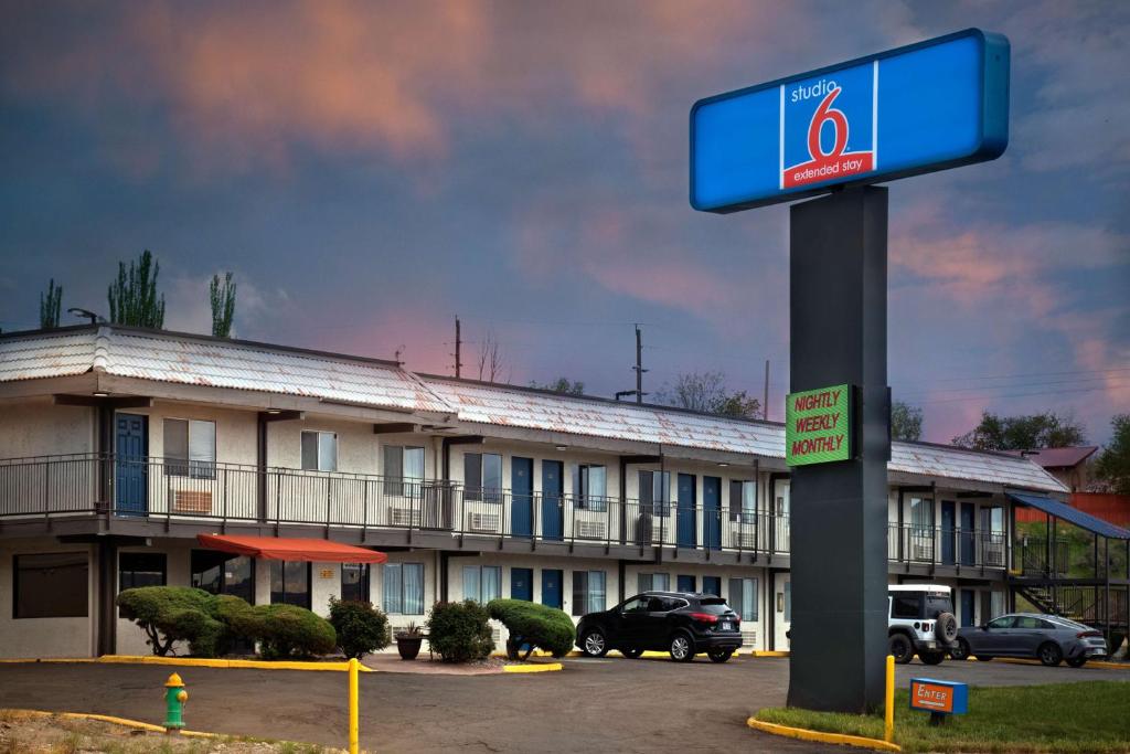 un hotel con un cartel frente a un edificio en Studio 6 Grand Junction, CO en Grand Junction