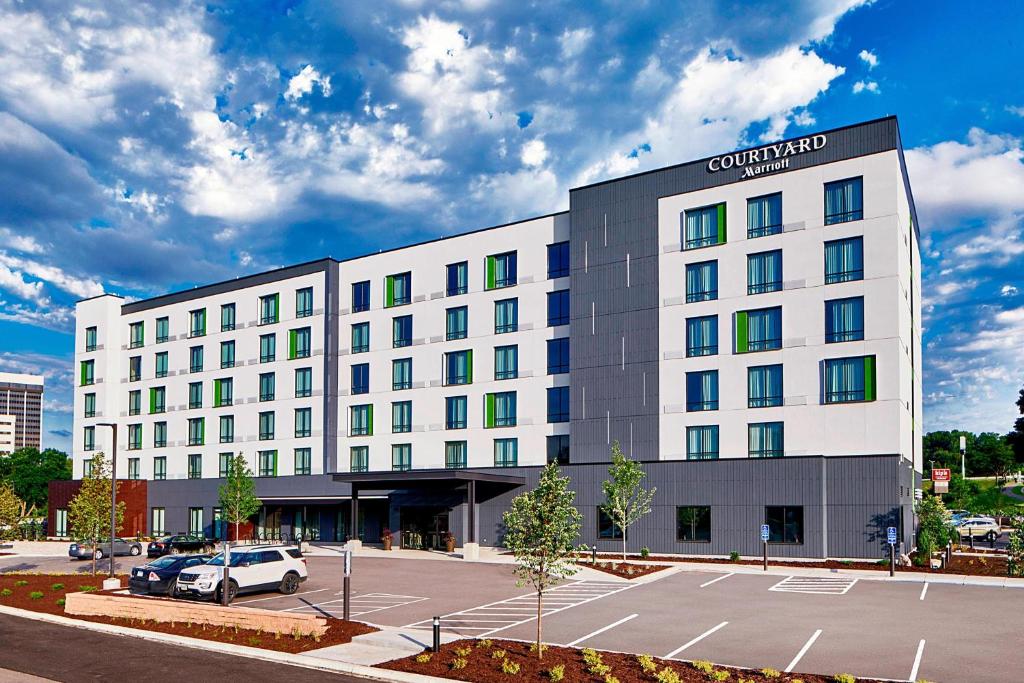 un edificio blanco con un coche aparcado en un aparcamiento en Courtyard by Marriott Minneapolis West, en Saint Louis Park