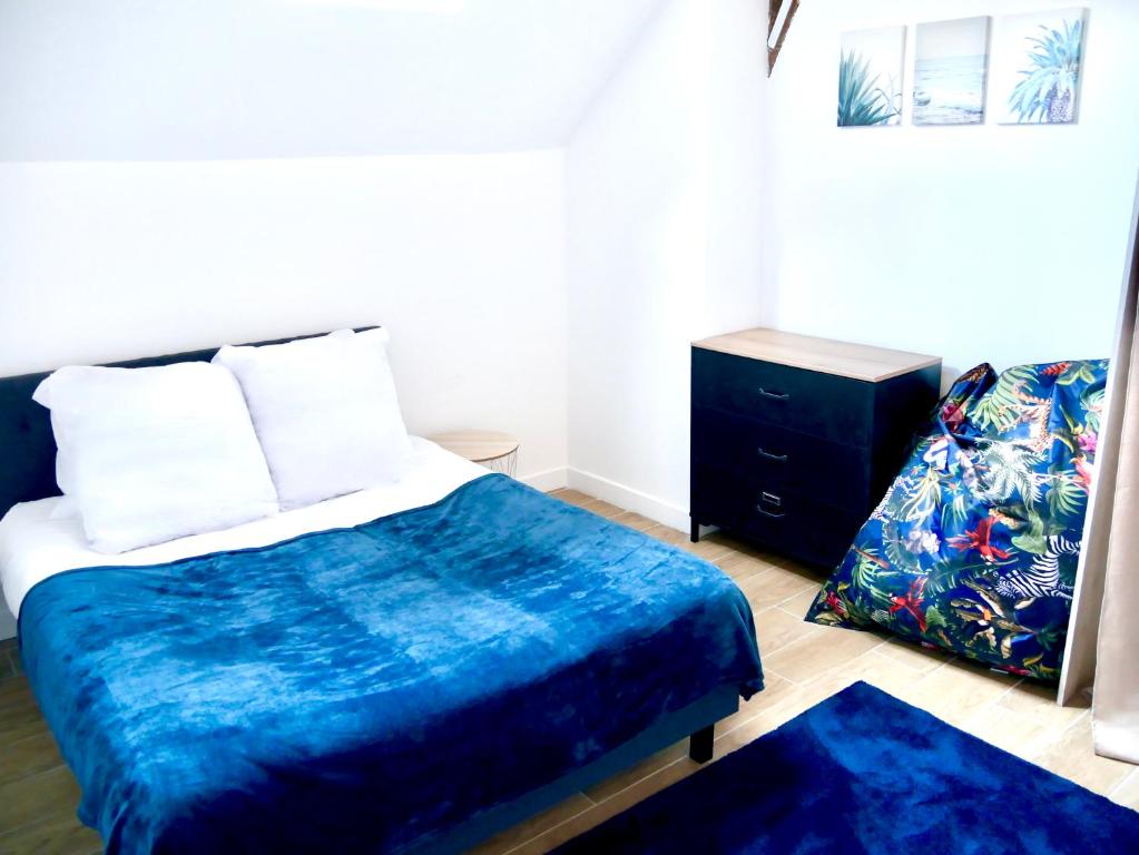 Een bed of bedden in een kamer bij Oasis Aqua