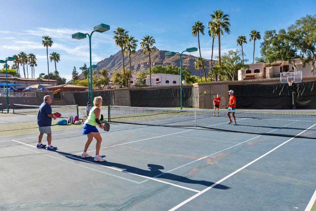 Tenis a/nebo squash v ubytování Scottsdale Camelback Resort nebo okolí