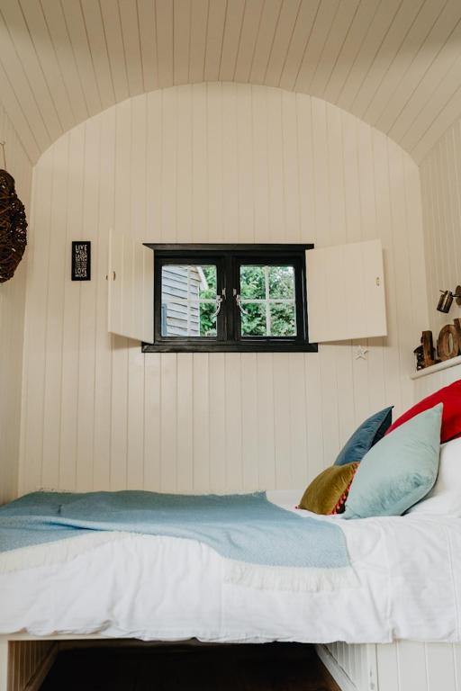 una camera da letto con un letto e una finestra di Beds of Silk a Labasheeda