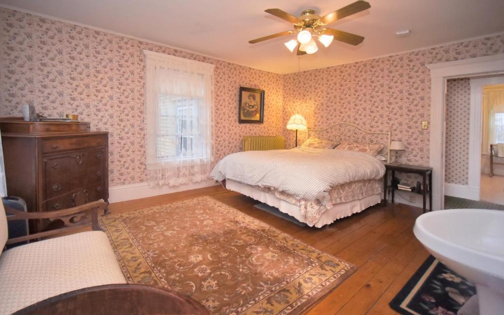 Blooming Inn Shelburne Falls - Deluxe Double Room (2 Adults + 1 Child)