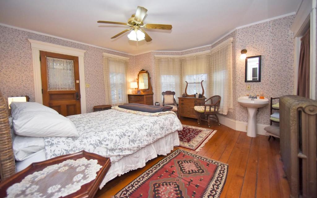 Blooming Inn Shelburne Falls - Double Room With Balcony