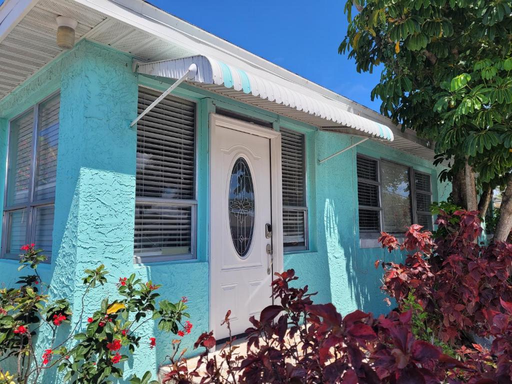 uma casa azul com uma porta branca em CLR North Beach em Clearwater Beach