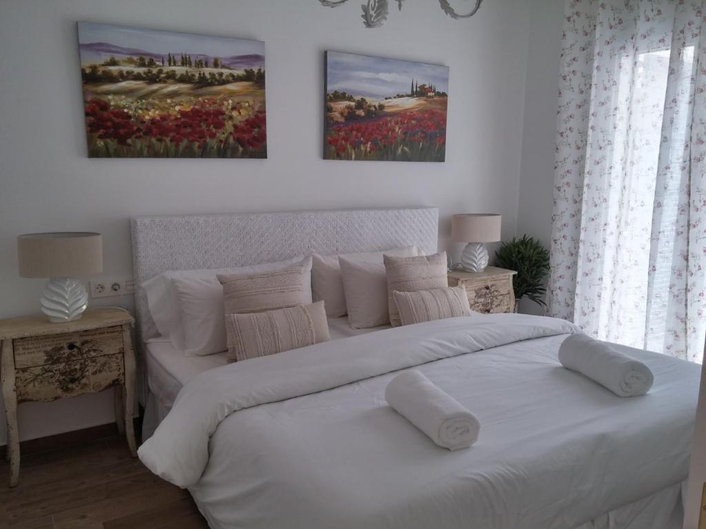 Postel nebo postele na pokoji v ubytování Sitges Centre Mediterranean House- 5 Bedroom, 4 Bathroom, Terrace Courtyard, Private Rooptop Pool