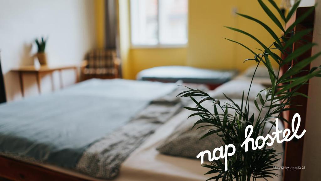 Postel nebo postele na pokoji v ubytování Nap Hostel Pécs