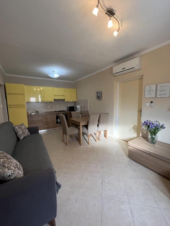 Kuchyňa alebo kuchynka v ubytovaní Apartments by the sea Barbat, Rab - 18462