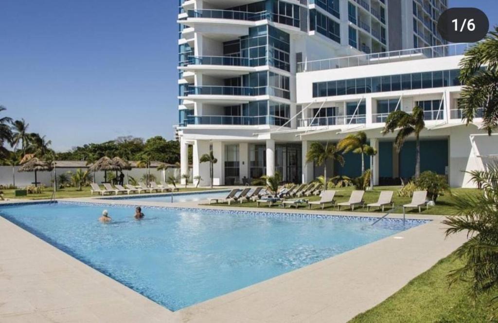 Hermoso apartamento de 2 recamaras frente al mar ph royal palm