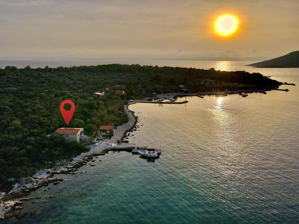 eine Luftansicht einer Insel im Wasser mit einem roten Marker in der Unterkunft Secluded fisherman's cottage Cove Zizanj, Pasman - 21004 in Tkon