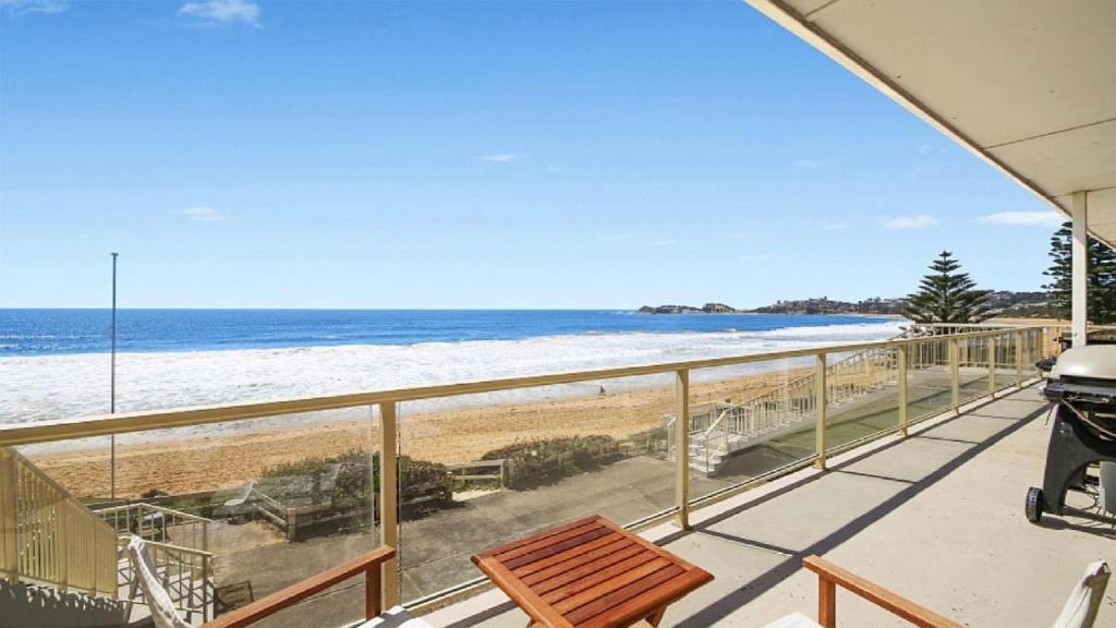 瓦布利尔On The Beach #13 Beachfront, Ocean Views Accom Holidays的从海滩房屋的阳台上可欣赏到海滩景色