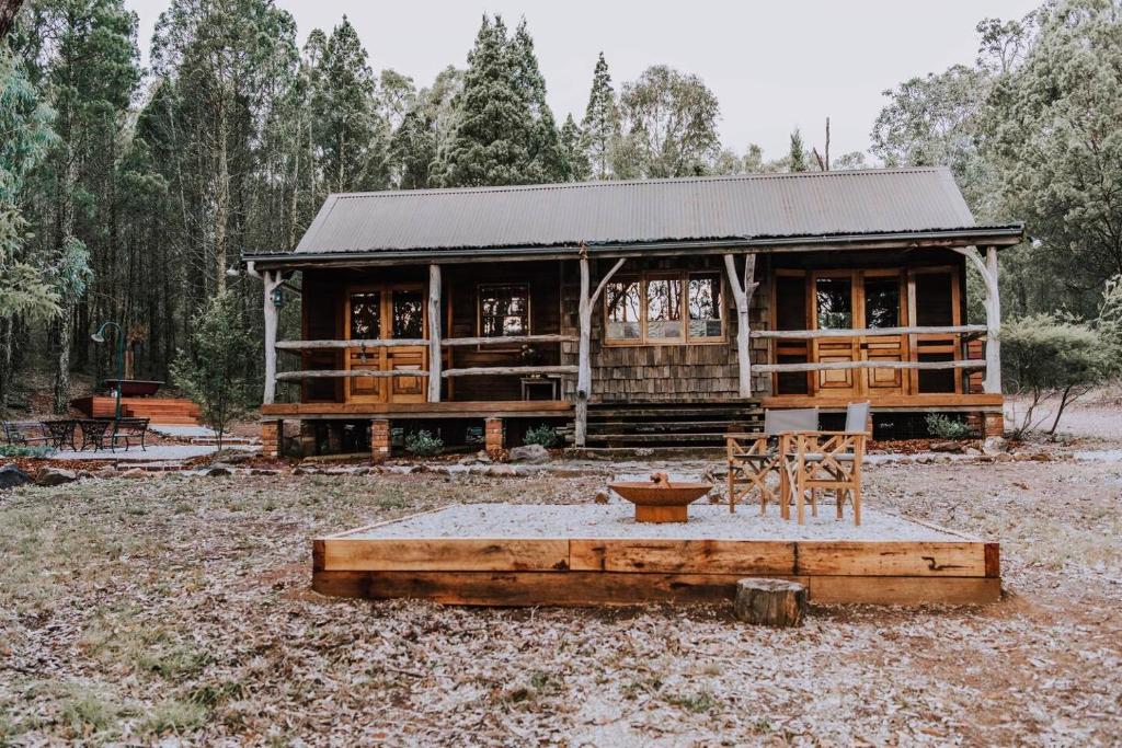 Eurunderee的住宿－The Gully - Dreamy Cabin on Acres of Outback Charm，房屋前方设有桌椅