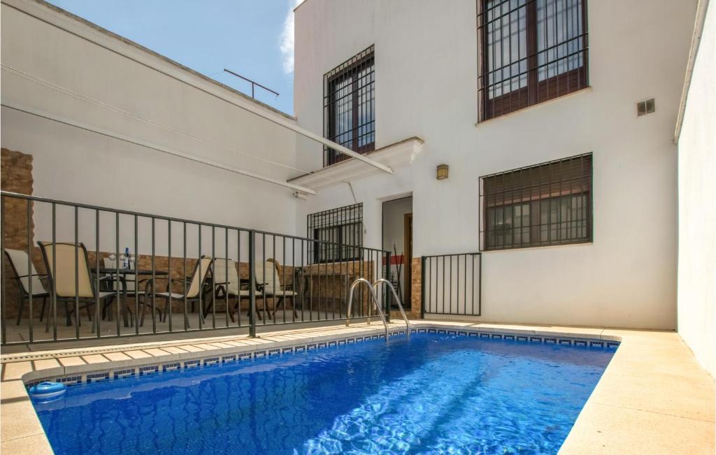 a swimming pool in the middle of a house at 4 Bedroom Nice Home In Villarrubia in Villarrubia