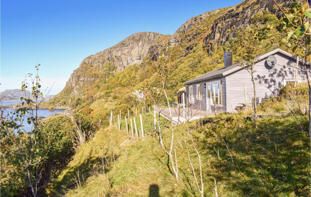uma casa ao lado de uma montanha em Valvik em Tansøy