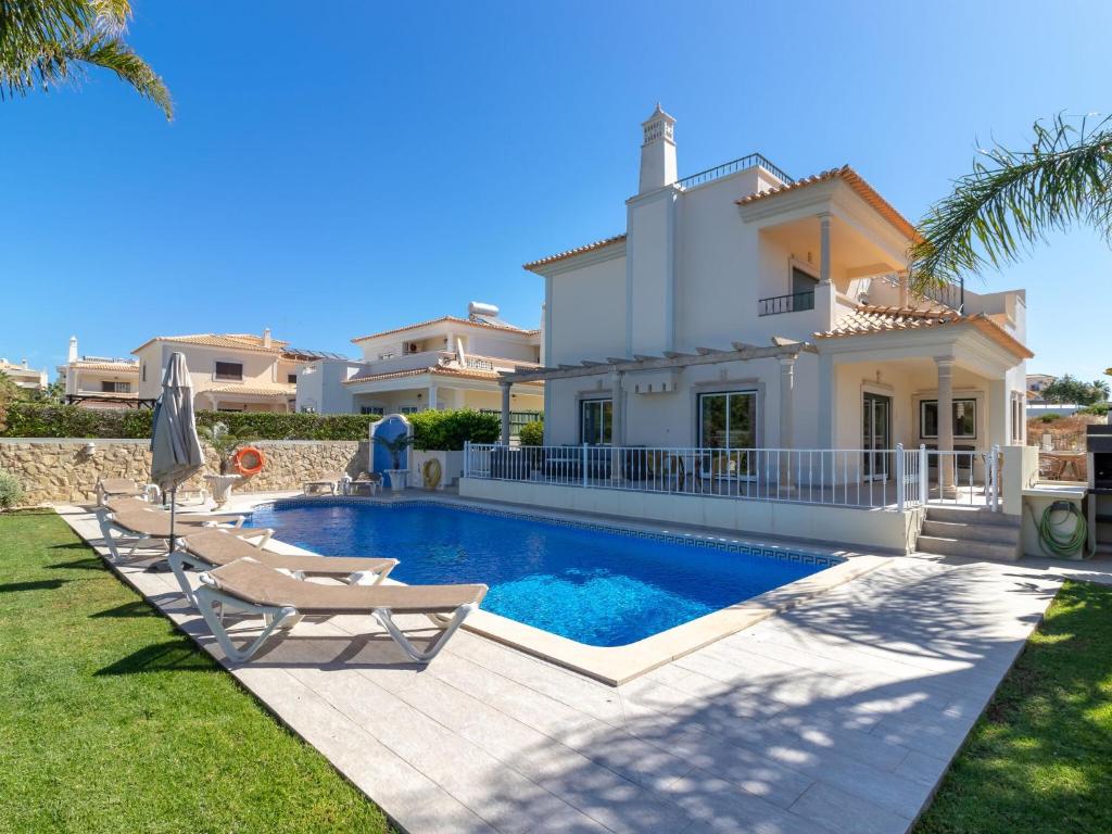 Gallery image of Soothing Holiday Home in Castelnuovo dei Sabbioni with Pool in Albufeira
