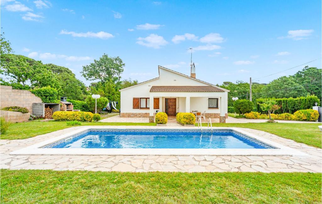 une maison avec une piscine dans la cour dans l'établissement Gorgeous Home In Maanet De La Selva With Kitchen, à Maçanet de la Selva