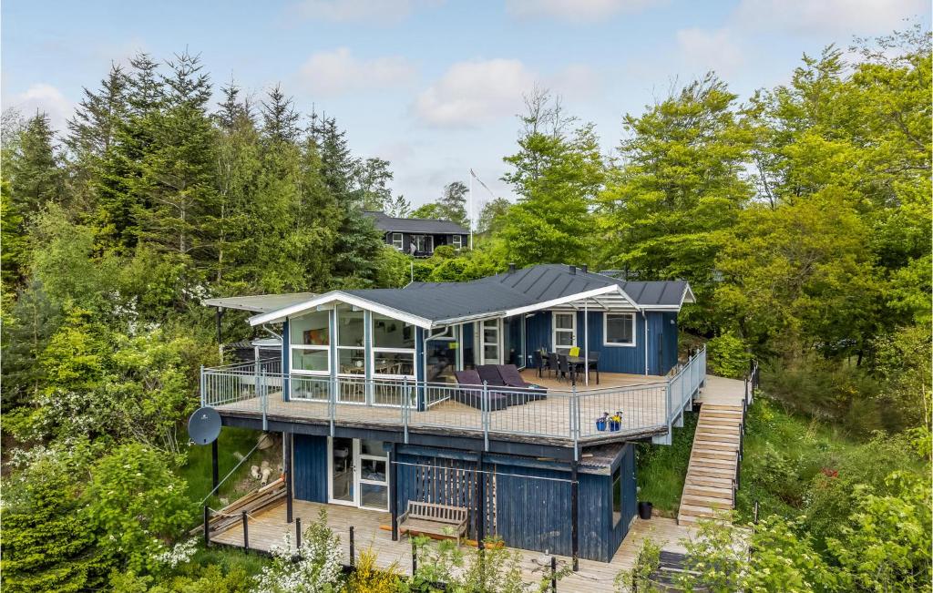 una vista aérea de una casa azul en el bosque en Lovely Home In Spttrup With House Sea View, en Lihme