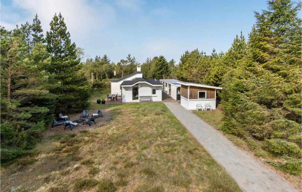 Ålbækにある3 Bedroom Amazing Home In lbkの森の小屋風景