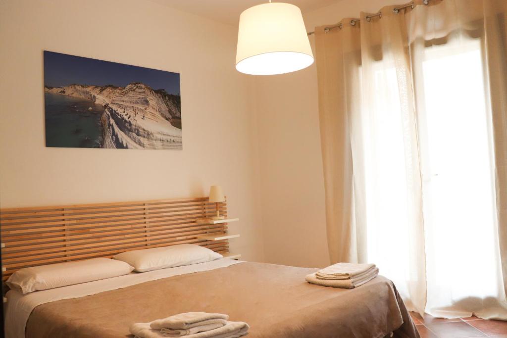 パレルモにあるAppartamenti-Residence Al Massimoのベッドルーム1室(ベッド1台、タオル2枚付)