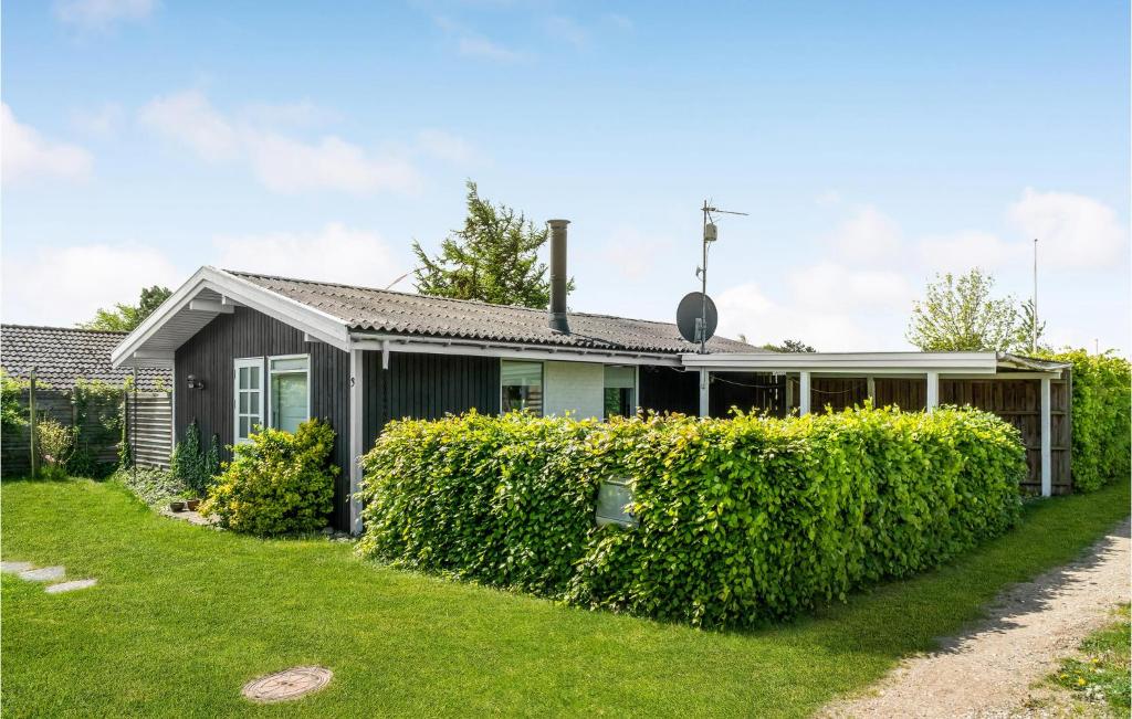 a house with a hedge in front of it at Lovely Home In Slagelse With Wifi in Slagelse