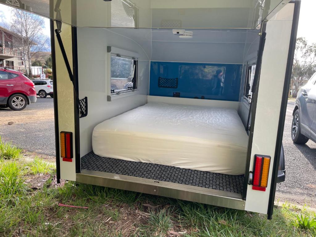 Postel nebo postele na pokoji v ubytování Jindabyne caravan hire