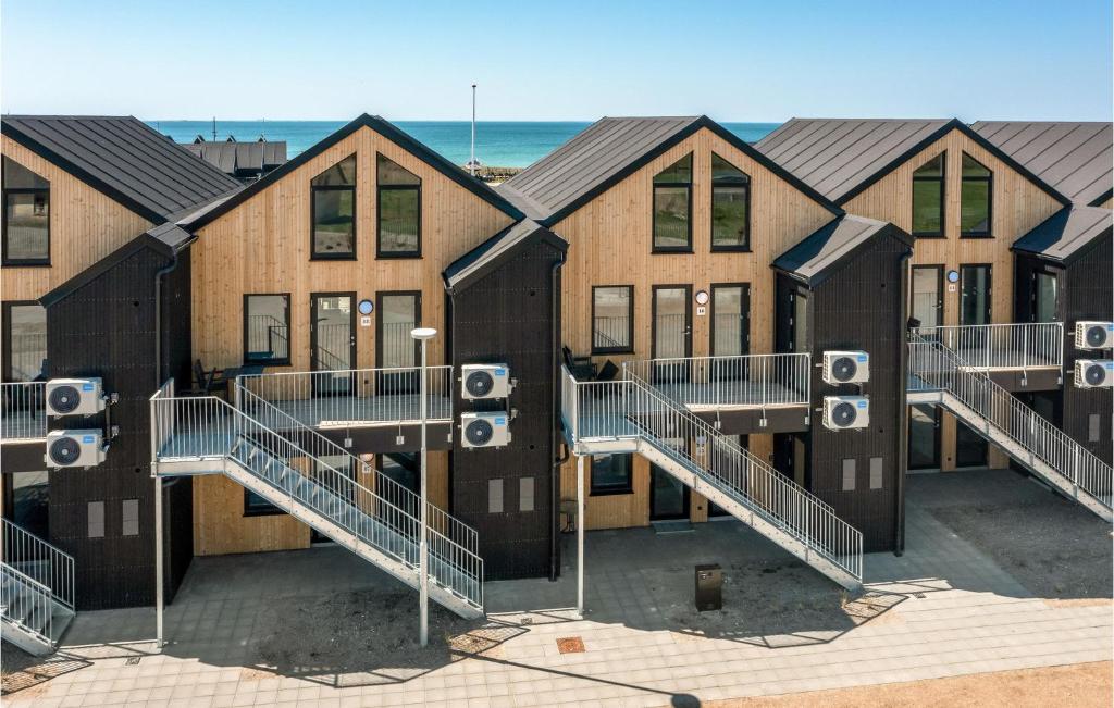 uma fila de edifícios com escadas em frente ao oceano em Havnehusene, Lejl, 45 em Slagelse