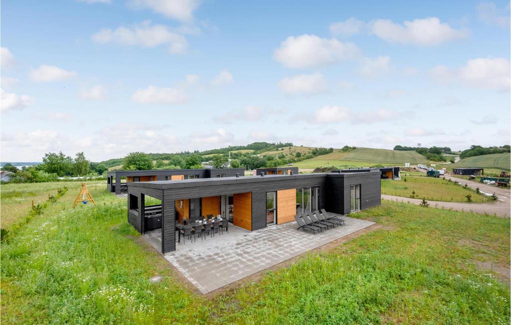 uma casa moderna numa colina com um campo verde em 4 Bedroom Awesome Home In Lgstrup em Løgstrup