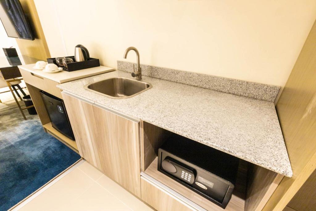Kuchyň nebo kuchyňský kout v ubytování Noble Cebu Hotel