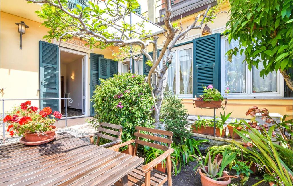 een patio met een houten tafel en een aantal planten bij Lovely Apartment In Recco With Kitchen in Recco