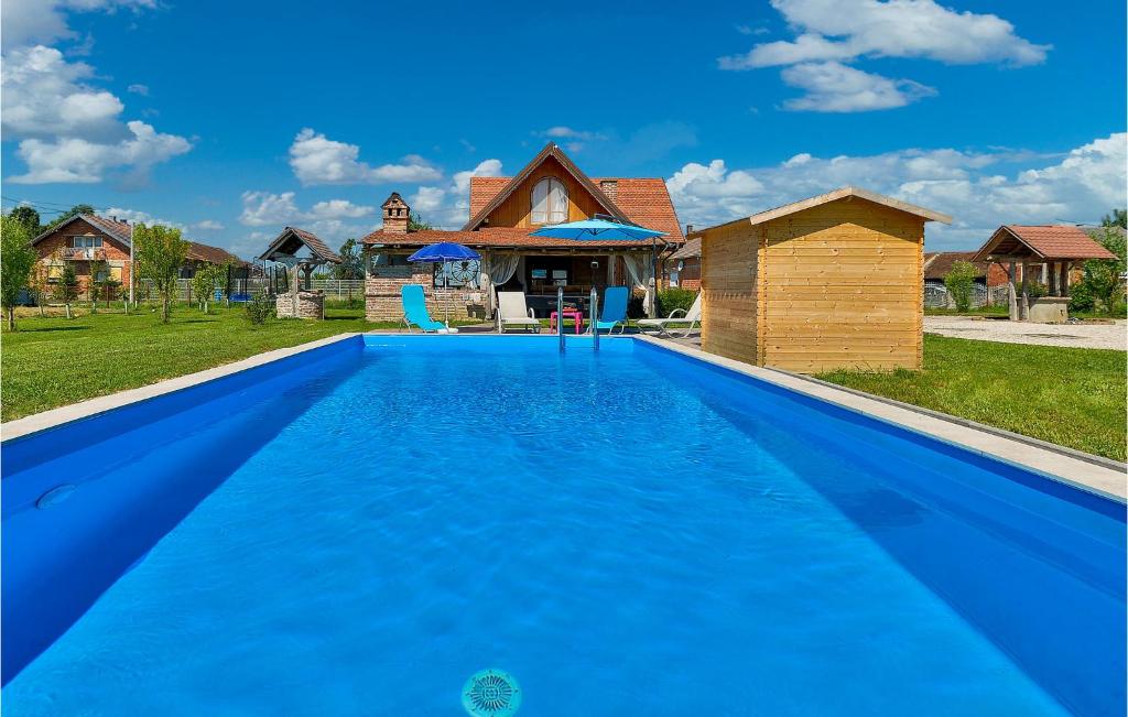 une grande piscine bleue en face d'une maison dans l'établissement 2 Bedroom Beautiful Home In Vrbovec, à Poljana Vrbovečka