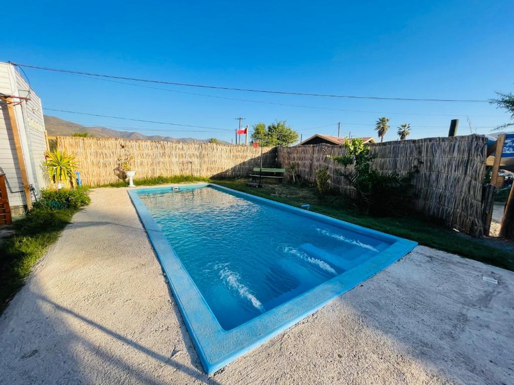 una piscina en el patio trasero de una casa en Paraíso del Valle, en Ovalle