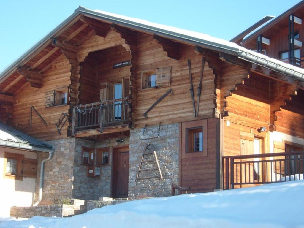 eine Blockhütte im Winter mit Schnee um sie herum in der Unterkunft Chalet Crest-Voland, 6 pièces, 8 personnes - FR-1-733-37 in Crest-Voland