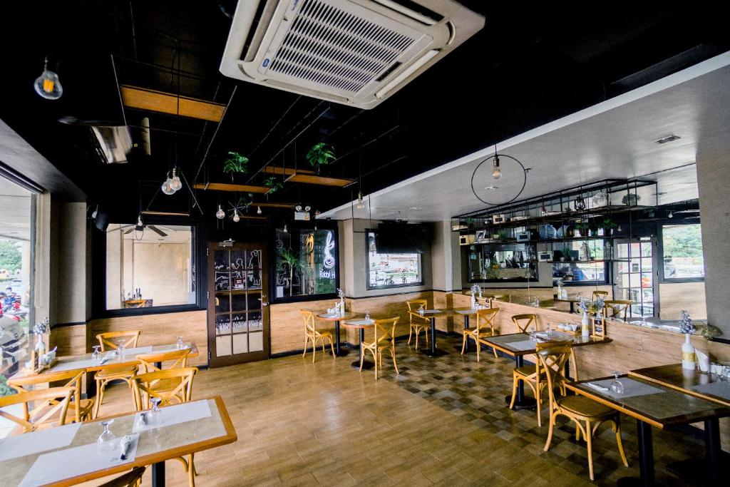 Un restaurante u otro lugar para comer en Goldberry Suites & Hotel Mactan