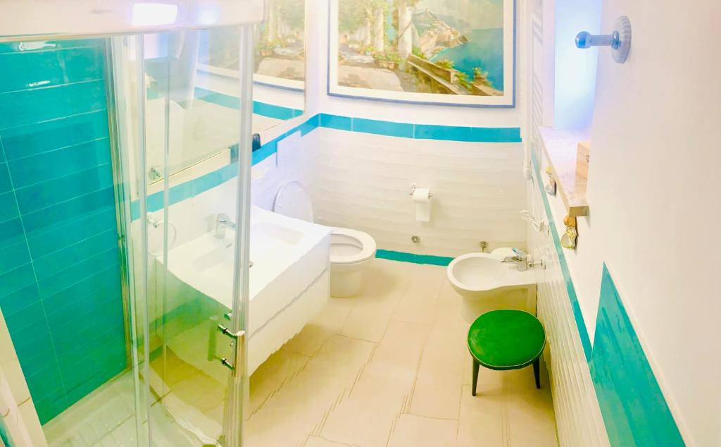 A bathroom at Scala Fenicia 14 by CapriRooms